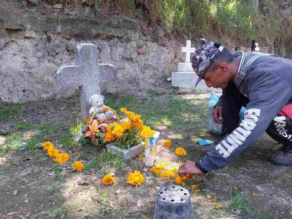 Personas visitan a sus difuntos en el Panteón Dolores.