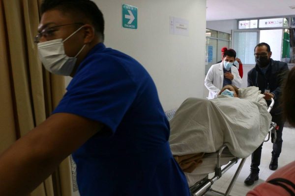 Un paciente llega al área de urgencias en el hospital Balbuena.