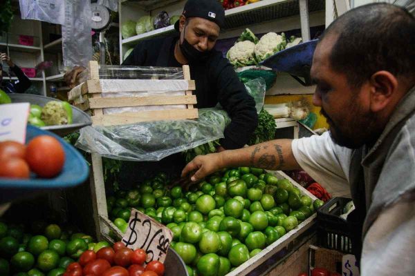 Vendedores de frutas y verduras en un mercado en México.