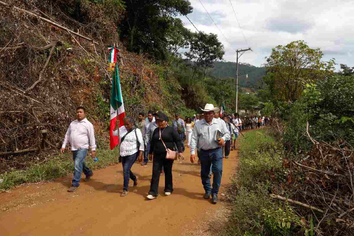 El 15 de octubre, la casa de justicia de Espino Blanco, El Paraíso y el comité de enlace de San Juan Escalerilla realizaron una marcha por la justicia y contra la violencia que impera en la región de la Montaña y la Costa Chica de Guerrero, pero también de resistencia.