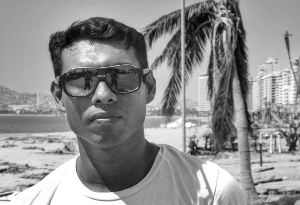“Una ola de 8 metros volcó el yate. Mi capitán y yo caímos al mar. No se veía nada por el huracán", Joel Eduardo.
