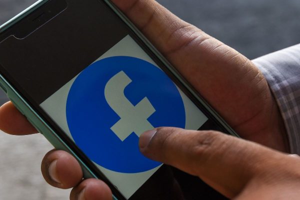 Pantalla de un celular con la página de Facebook