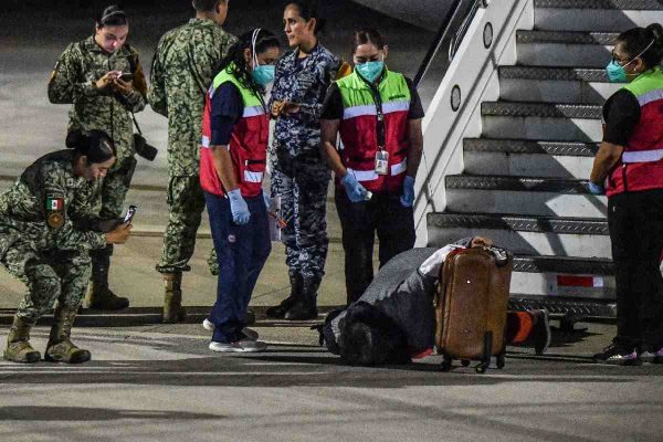 Una mujer besa suelo mexicano tras ser repatriada desde Israel.