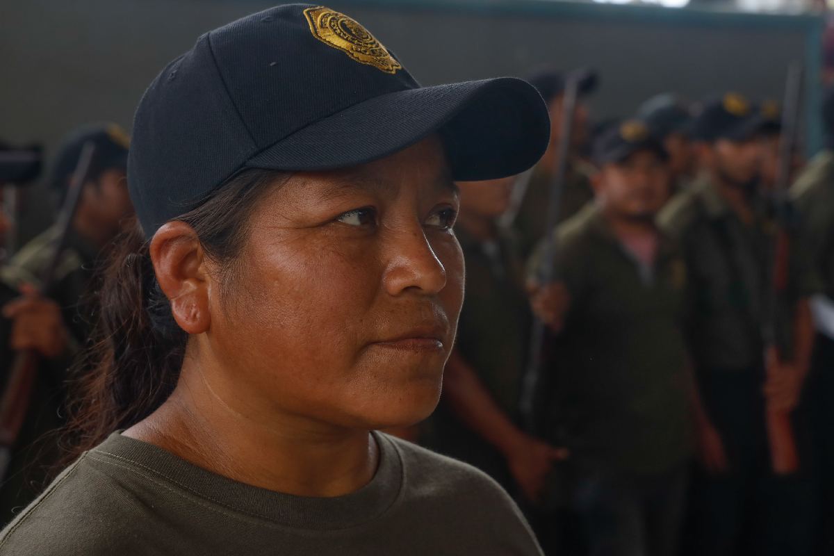Mujer integrante de las policías comunitarias de la Montaña de Guerrero en la reunión por el 28 aniversario del cuerpo de defensa local.