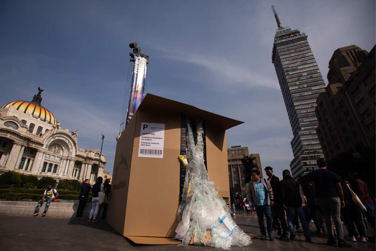 Imagen en el Centro Histórico de la CDMX sobre la campaña de Oceana para eliminar el uso de plásticos innecesarios.