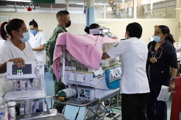 Bebés que se encontraban en el hospital de Acapulco del IMSS fueron llevados a otros estados, tras el paso del huracán Otis.