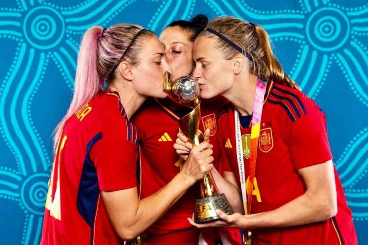 Jenni Hermoso junto a sus compañeras y el trofeo de la copa del mundo.