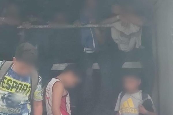 Migrantes en la caja de un tráiler