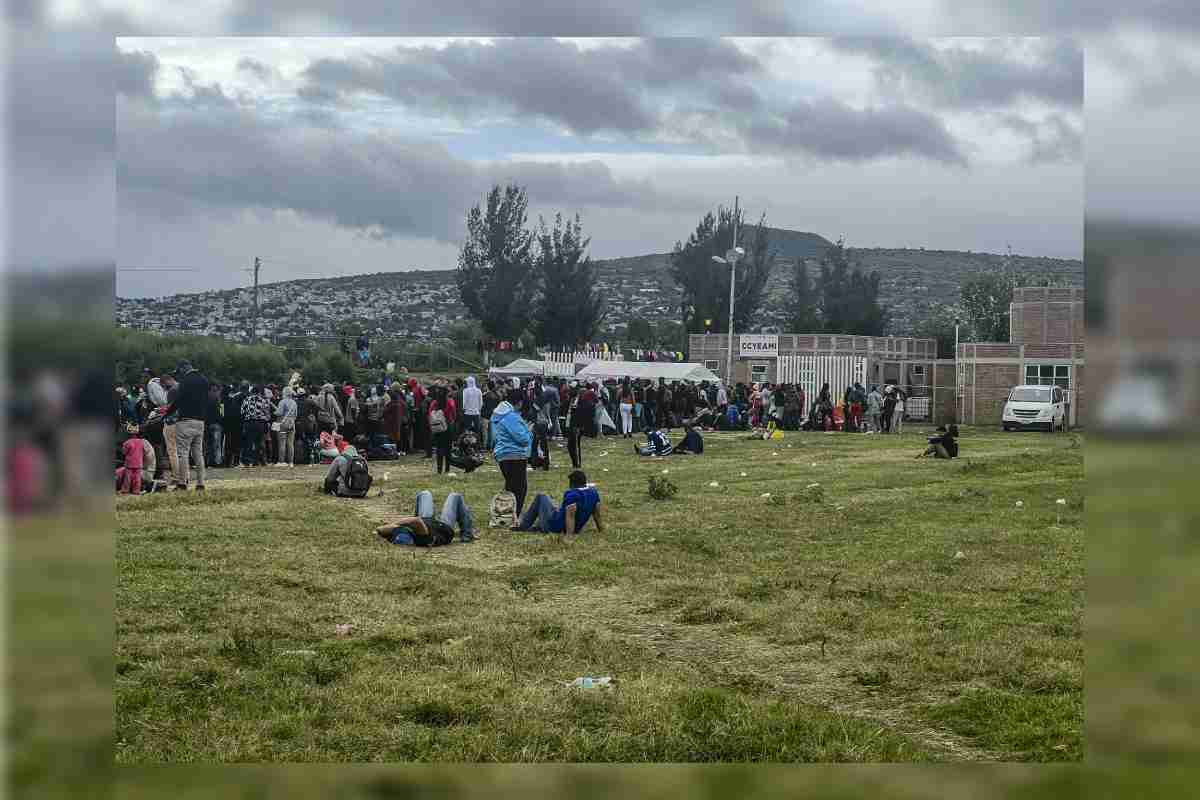 Personas de distintas nacionalidades se forman diariamente afuera de un albergue en la alcaldía Tláhuac, para hacer su proceso de asilo con COMAR.