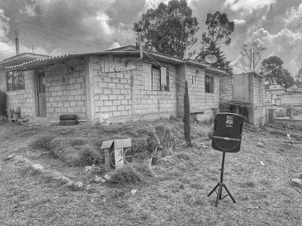 Las antenas fueron instaladas en escuelas sin televisión, energía eléctrica ni internet.