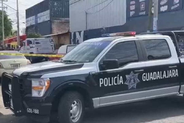 Policía de Guadalajara cerca la zona del asesinato de dos custodios de una camioneta de valores