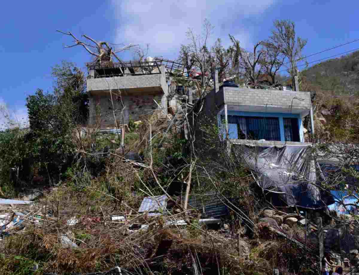 Colonos de Palma Sola claman por ayuda para poder iniciar los trabajos de limpieza de sus hogares tras más de una semana del paso del huracán Otis.