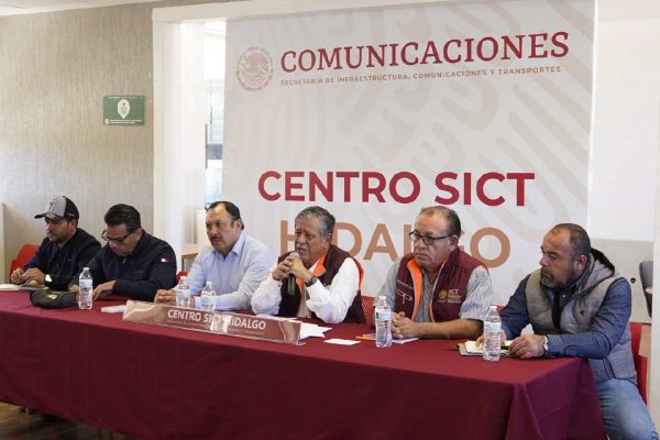 Autoridades en conferencia de prensa sobre el colapso de un andamio en las obras de la carretera Pachuca-Huejutla en Hidalgo