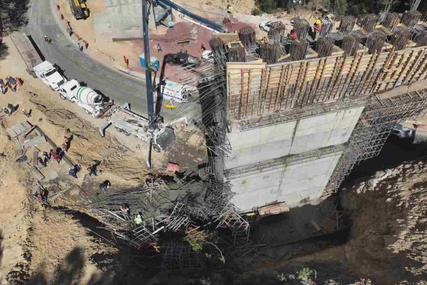 Andamio colapsado en las obras de la carretera Pachuca-Huejutla en Hidalgo
