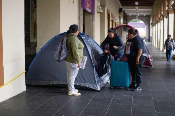 Los colectivos instalaron un plantón de manera indefinida.