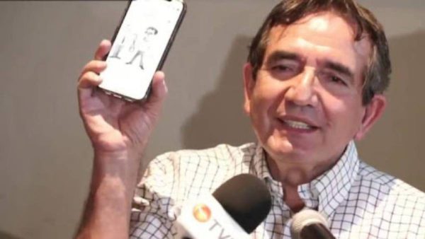 Melesio Cuén Ojeda en rueda de prensa aludiendo a cartón publicado en Noroeste.