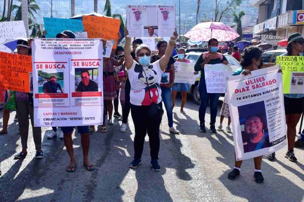 Protesta de familiares de marineros desaparecidos en Acapulco, Guerrero, tras el paso del huracán Otis