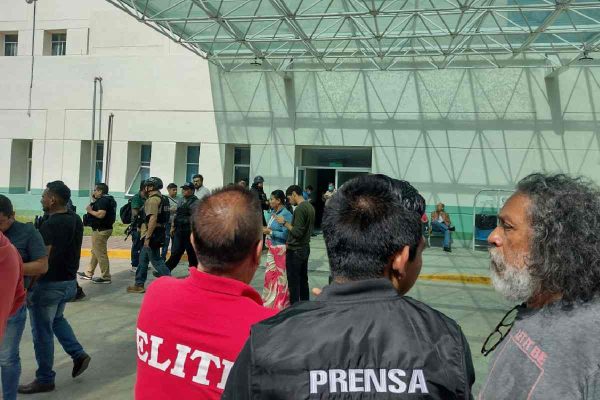 Gente afuera del hospital donde estan los periodistas heridos tras ser atacados a tiros en Chilpancingo, Guerrero