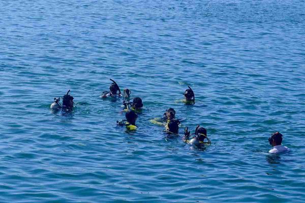 Buzos haciendo operaciones de búsqueda y rescate en Acapulco tras el paso del huracán Otis