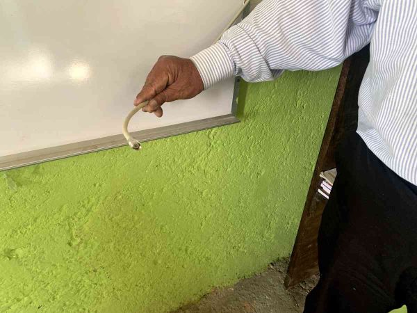 El personal docente son quienes pagan de su bolsillo o hacen cooperaciones con los padres de familia para comprar las televisiones.