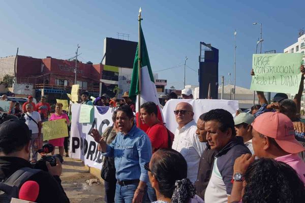 La caravana fue organizada por el exalcalde de Acapulco, Evodio Velázquez