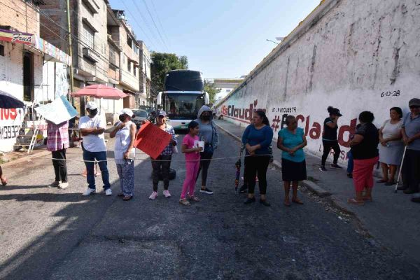 Vecinos de colonias donde falta agua