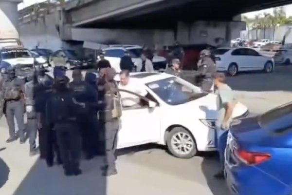 Detención de Homero Fuentes Ayala, coordinador general administrativo de la Fiscalía de Morelos