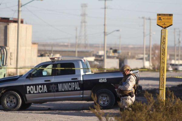 Fuerzas de seguridad vigilan una fuga de hidrocarburo