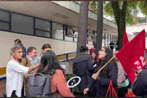Alumnos de la UNAM protestaron por la presencia de la politóloga de ultraderecha, Gloria Álvarez.