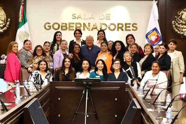 Gobernador de Baja California Sur con mujeres en el Segundo Parlamento de Mujeres celebrado en la Sala de Gobernadores como parte del 25N