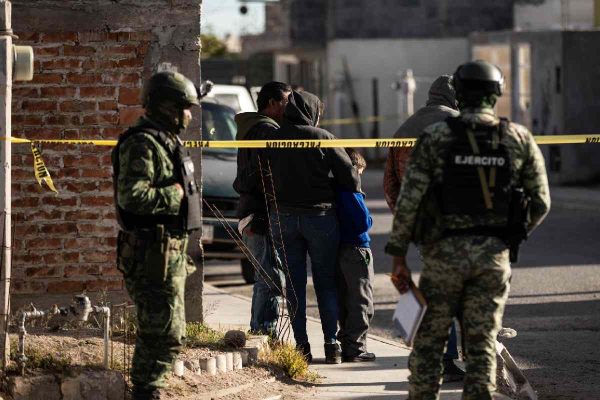 Elementos del Ejército mexicano resguardan una zona tras homicidios