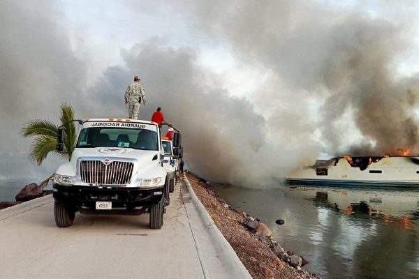 Guardia Nacional apaga incendio de embarcaciones en La Paz, Baja California Sur