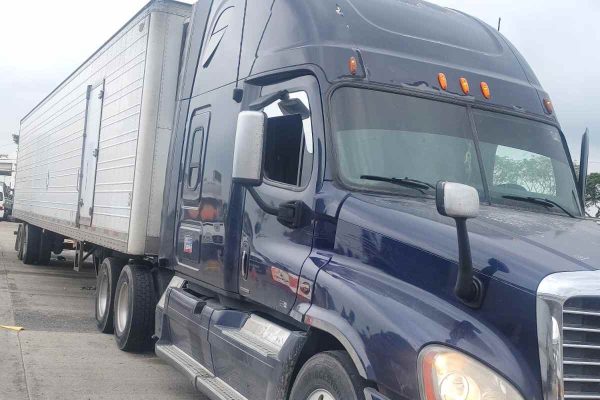 Tráiler donde fueron abandonados migrantes en Cosamaloapan, Veracruz