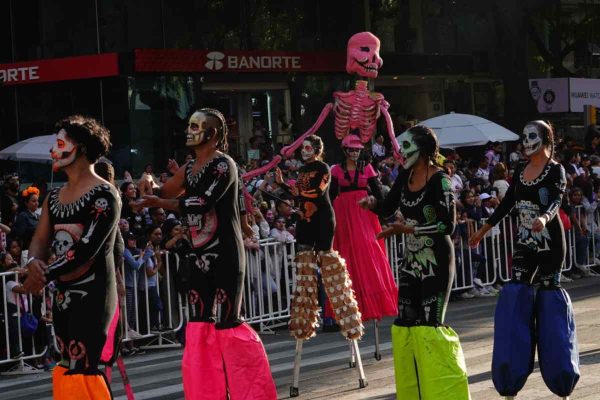 mujer desfile día de muertos