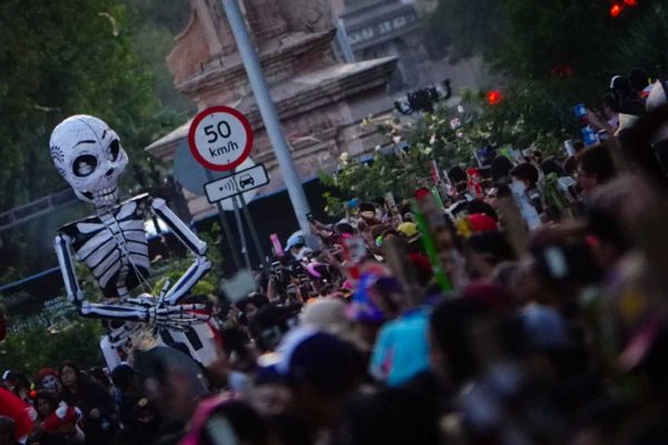 mujer desfile día de muertos