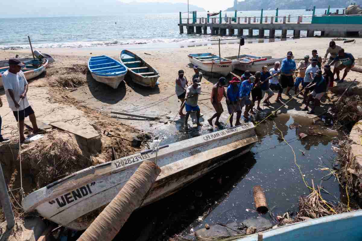 pescadores-acapulco-otis-huracan-comienzo