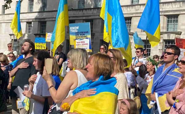 Ucranianos cantan su himno nacional durante una manifestación.