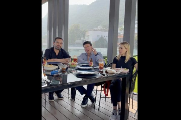 Diputado Jorge Álvarez Maynez en una mesa comiendo con el gobernador Samuel García y su esposa e influencer Mariana Rodríguez