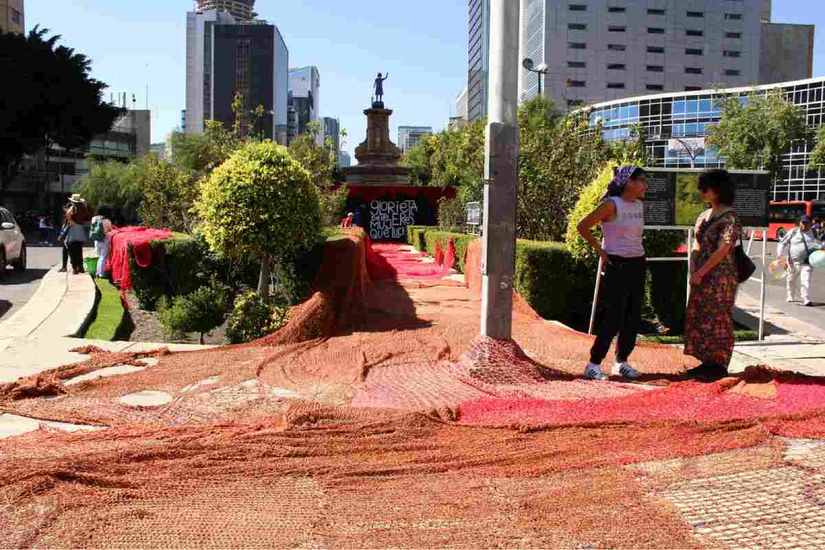 Como parte de las activaciones del 25N, la Colectiva Hilos cubrió con una maya de color rojo la Glorieta de las Mujeres que Luchan. La acción fue titulada Sangre de mi sangre. 