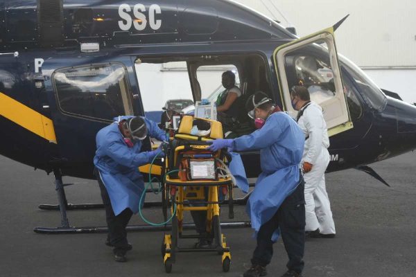 Menor es trasladado en un helicóptero de la Secretaría de Seguridad Ciudadana (SSC) de Ciudad de México.