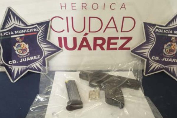 Arma asegurada a los sujetos detenidos tras el asesinato de Rafael Wayne en Ciudad Juárez, Chihuahua.