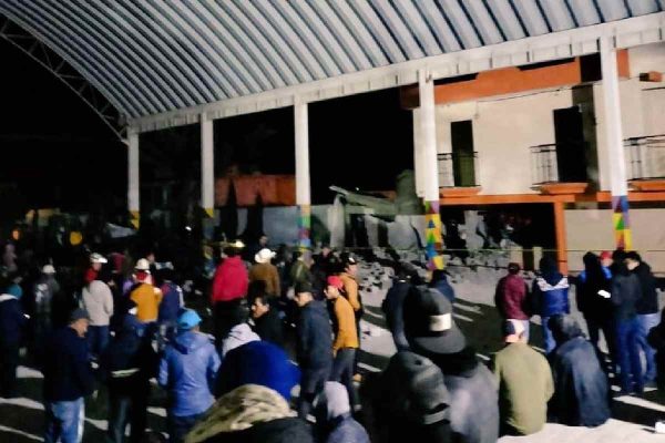 Personas en bodega de pirotecnia en Tepeyahualco, Puebla.