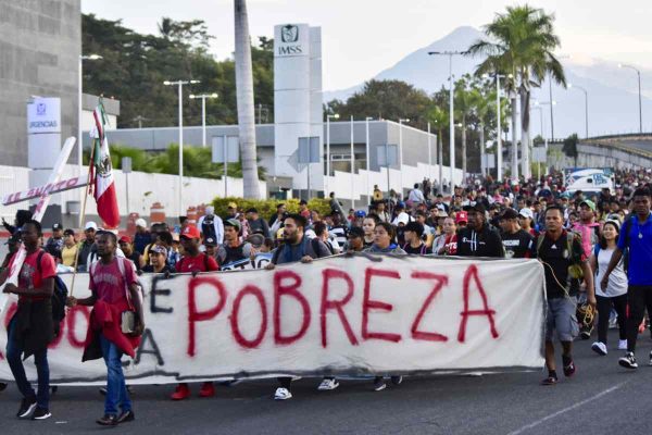 Migrantes exigen documentos para transitar de manera libre por México.