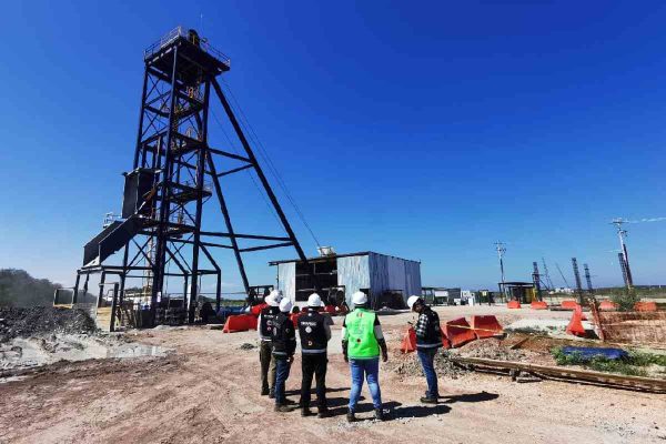 Trabajadores en el proceso de recuperación de los cuerpos de los mineros en El Pinabete en Coahuila.