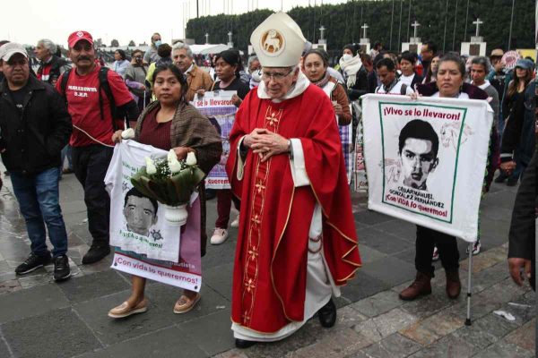 Los familiares de los 43 estudiantes de Ayotzinapa acudieron a una misa en la Basílica de Guadalupe.