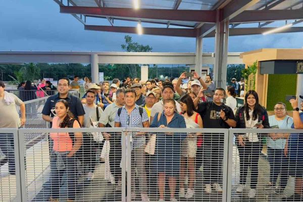 Pasajeros esperan el primer viaje del Tren Maya