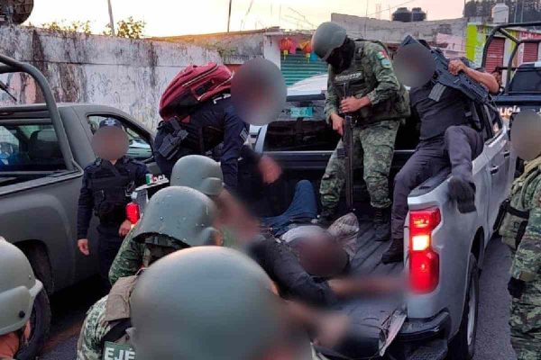 Militares y policías estatales rescatando a dos presuntos extorsionadores en Ocuilan, Estado de México (Edomex).