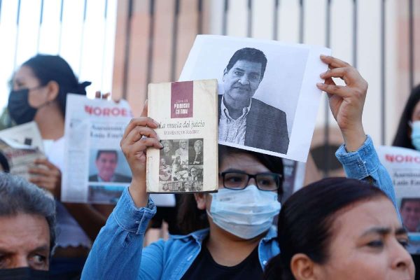 Protesta de comunicadores y reporteros por el asesinato del periodista Luis Enrique Ramírez en Sinaloa.