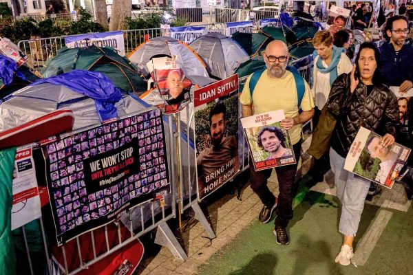 Familias exigen liberación de rehenes