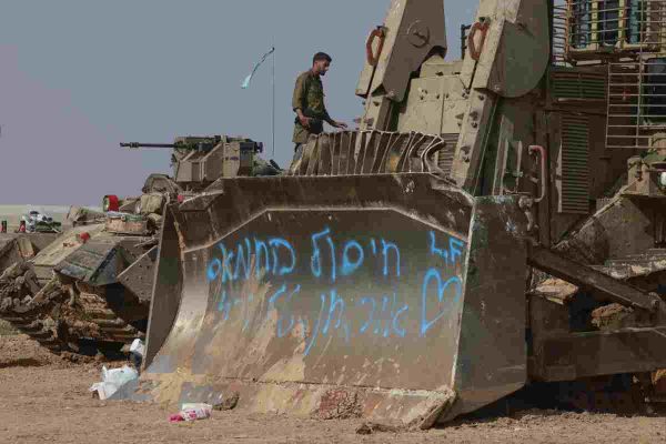 Tropas y vehículos militares israelíes están posicionados cerca de la frontera con la Franja de Gaza 
